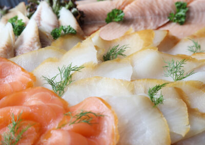 Nahaufnahme von irischem Lachs neben Lachs-Butt auf der Edelfischplatte