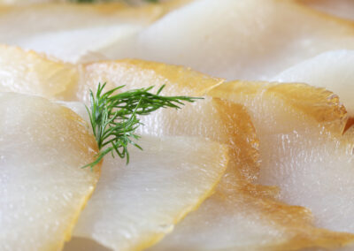 Lachs-Butt mit goldener Räucherkante, Detailaufnahme der Edelfischplatte