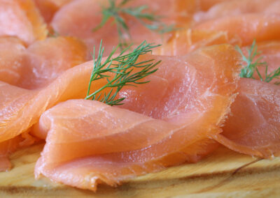 Nahaufnahme von irischem Lachs mit Dill auf der Edelfischplatte