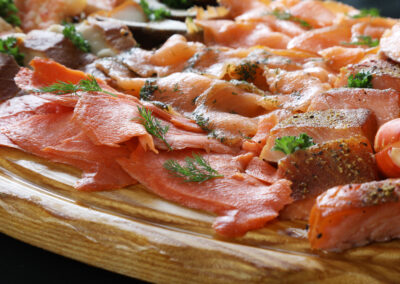 Verschiedene Lachssorten wie Graved-Lachs und Wikingerlachs, Detailansicht der Königsplatte