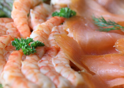 Garnelen-Spieße und Clare-Island-Räucherlachs, Nahaufnahme vom Fischbrett "Vom Feinsten"