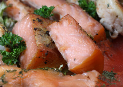Nahaufnahme von Wikingerlachs und Zwiebel-Möpsen vom Würzigen Spezialitätenbrett der Wuppertaler Fischkultur