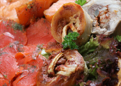 Würziges Spezialitätenbrett mit Zwiebel-Möpsen, Graved-Sockeye-Lachs und Wikingerlachs, garniert mit Blattsalat und Petersilie