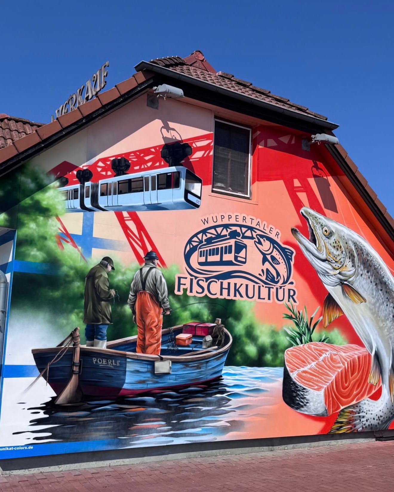 Schauinsland2008 002 Wandgemälde am Gebäude der Wuppertaler Fischkultur mit Fischern im Boot, Schwebebahn und Lachs-Logo