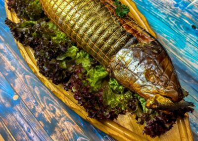 Ganzer Lachs im Netz auf Salatbett, Räucherfischplatte der Wuppertaler Fischkultur